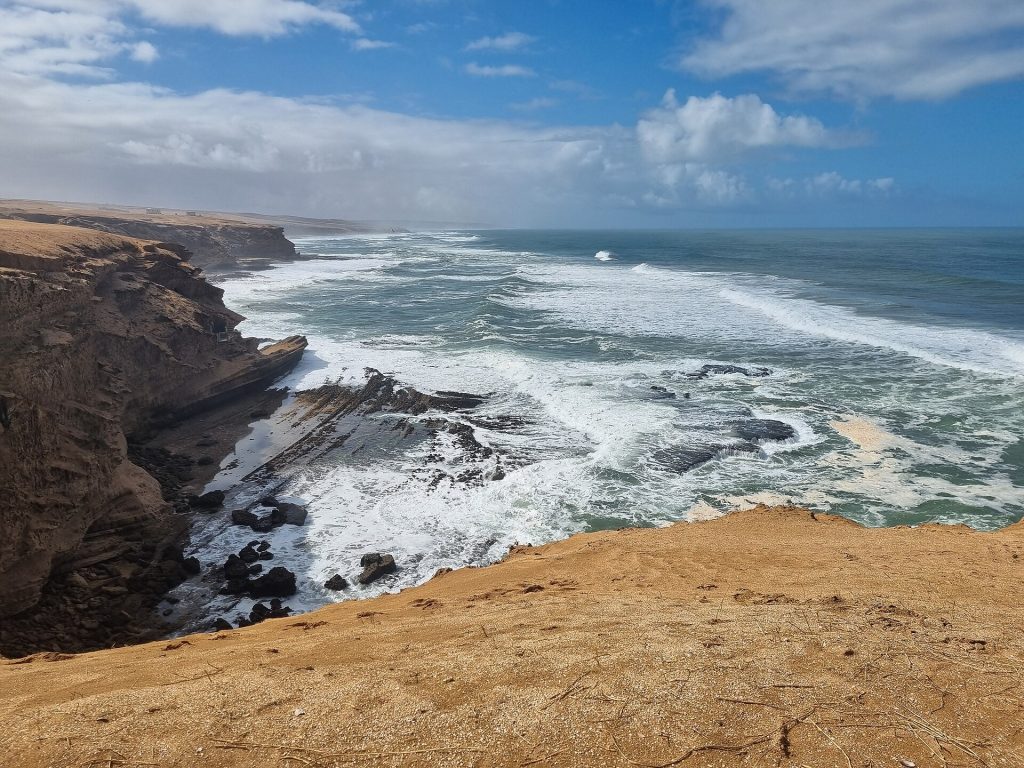 Vue sur l'océan Atlantique et les falaises de Sidi R'bat au Maroc